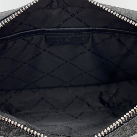 MICHAEL KORS LARGE EW ZP CHAIN XBODY BLACK SIGNATR - Picture 14 of 16